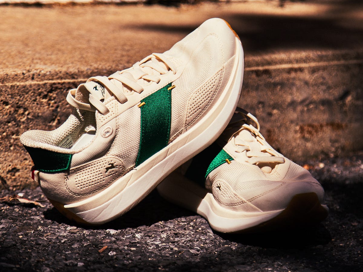 کفش Tracksmith Eliot Ryder با رویه روشن و جزئیات سبز