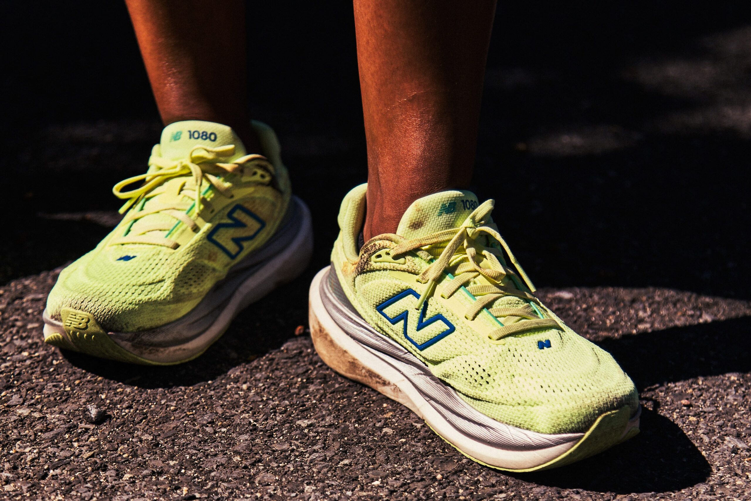 کفش دویدن زرد New Balance روی سطح سنگفرش