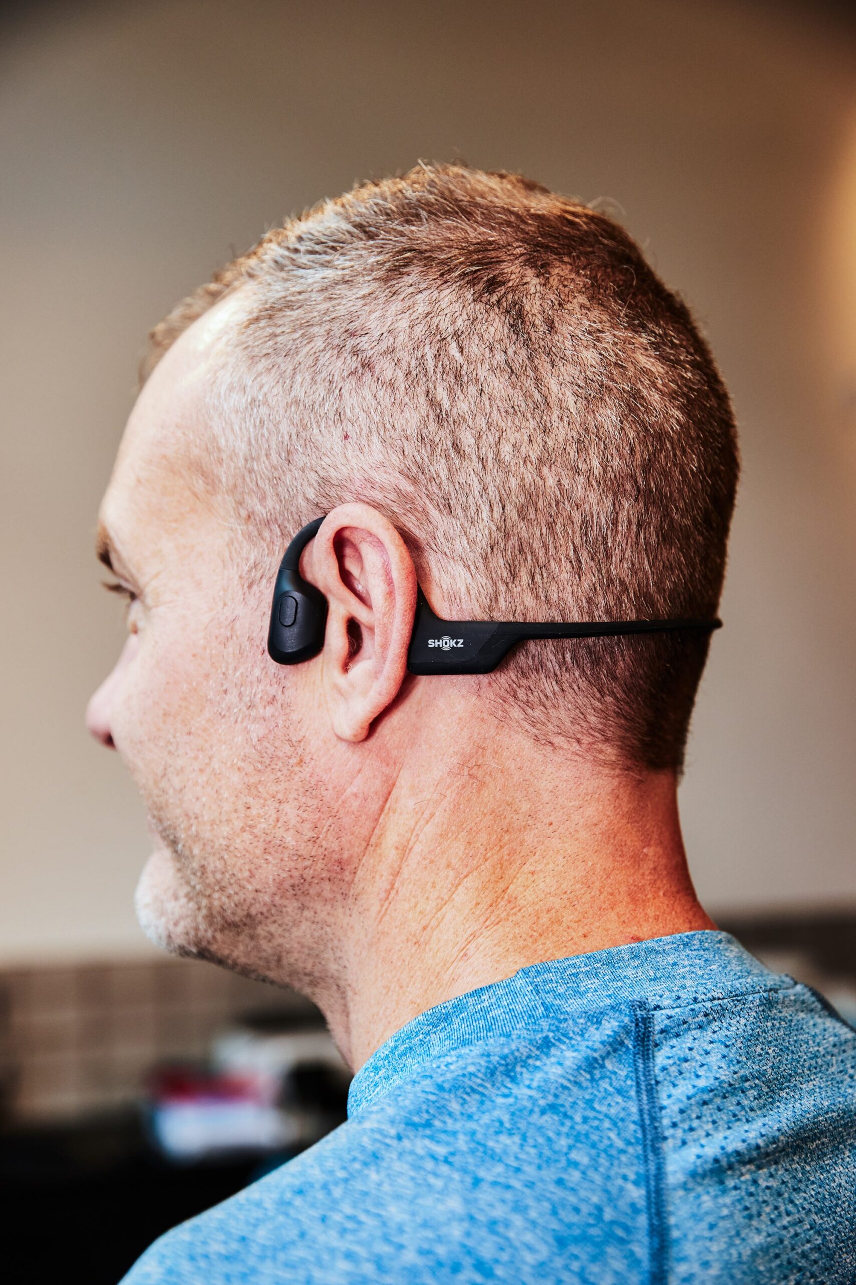 هدفون Shokz OpenRun Pro با طراحی گوش‌باز و هدبند روی مو