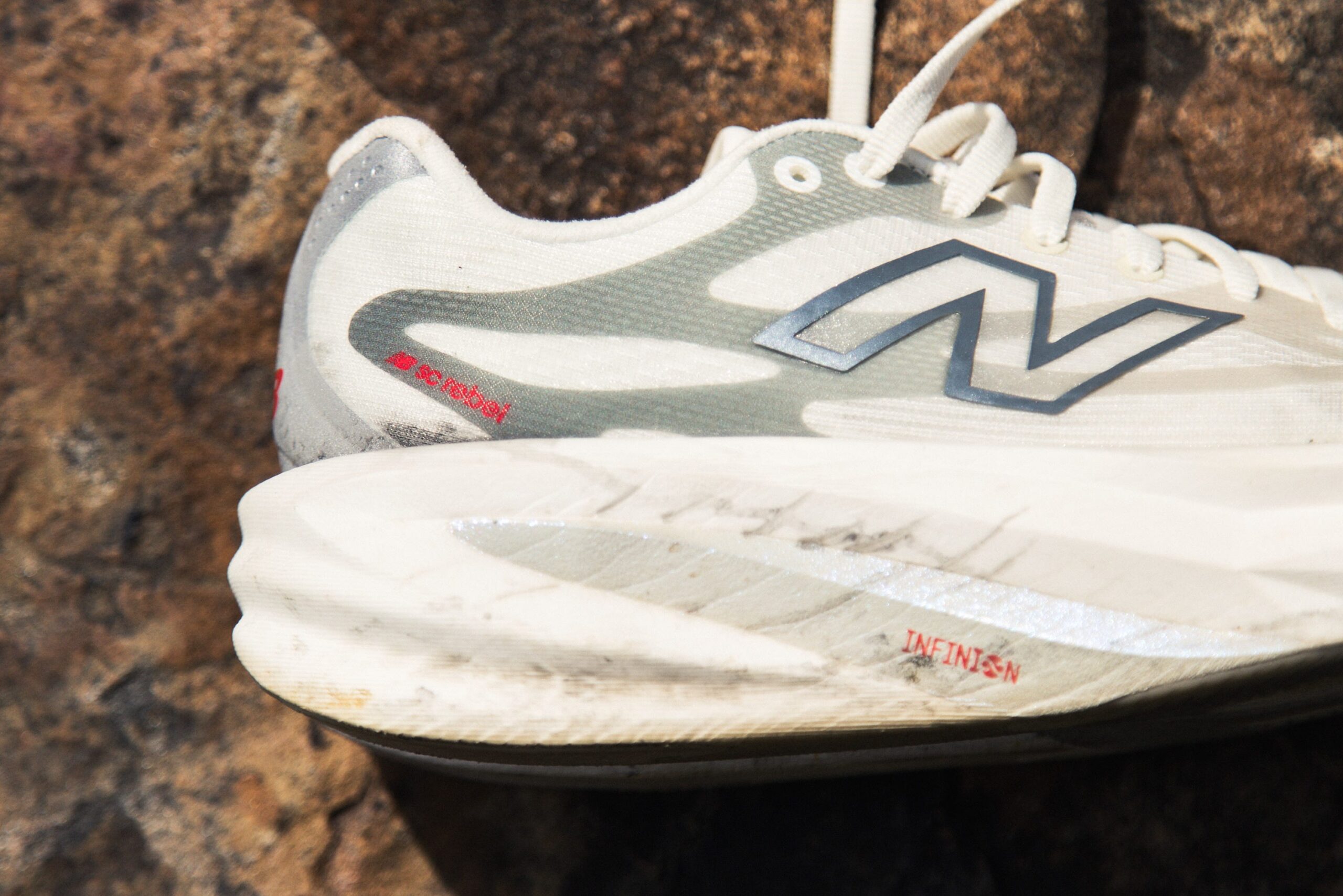 نمای نزدیک کفش دویدن New Balance با رویه خاکستری و سفید