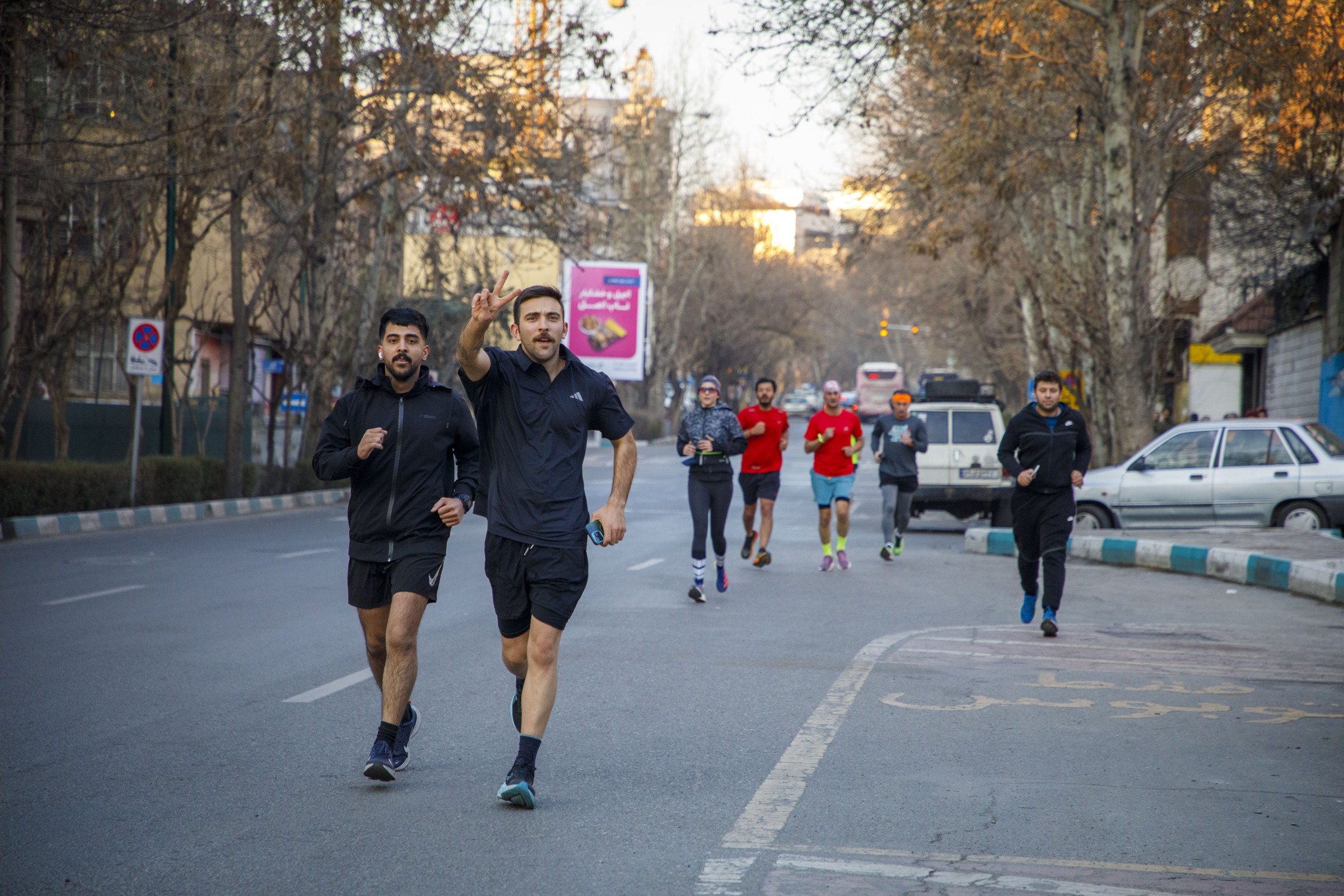 نمای باز دوندگان در خیابان؛ Final Countdown