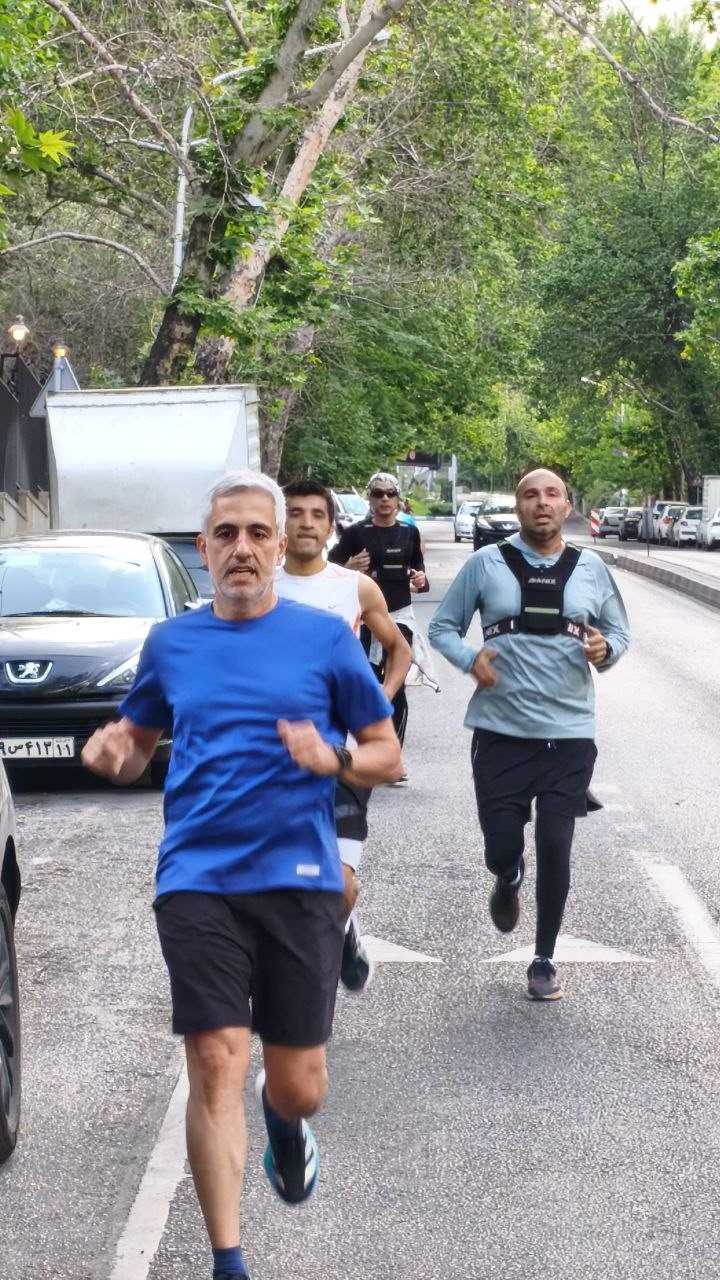 همراهی دو دونده در خیابان؛ باز آ