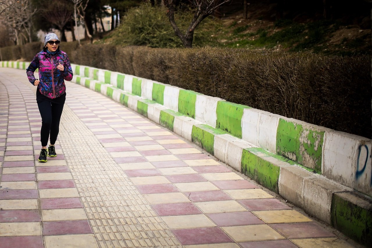 دویدن در مسیر سنگ‌فرش پارک؛ حس خوب زندگی